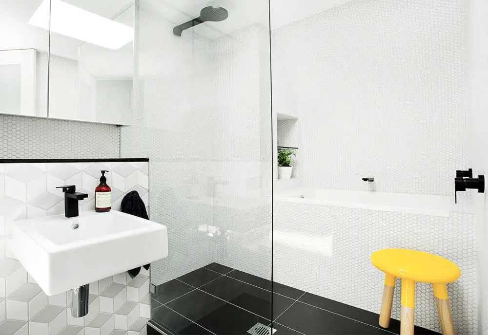black and white Scandinavian Style Bathroom