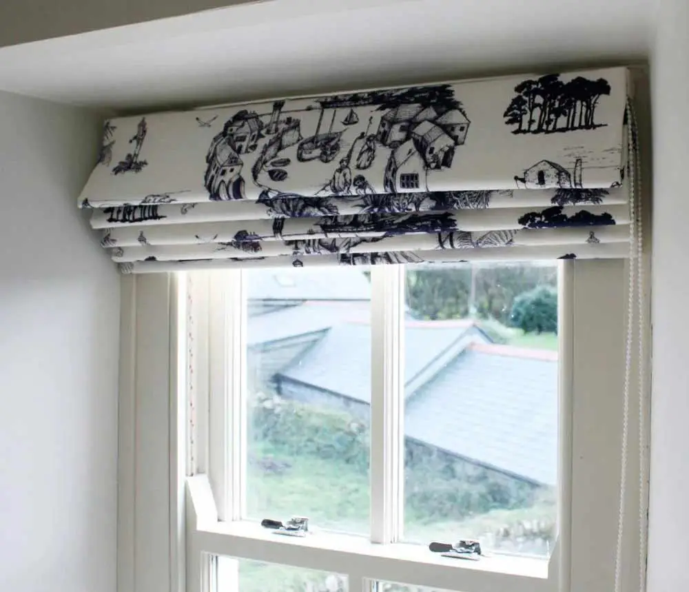 black-and-white-roman-blind