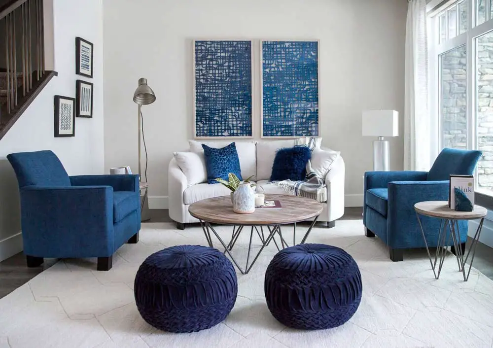 blue-accent-colour-in-white-living-room