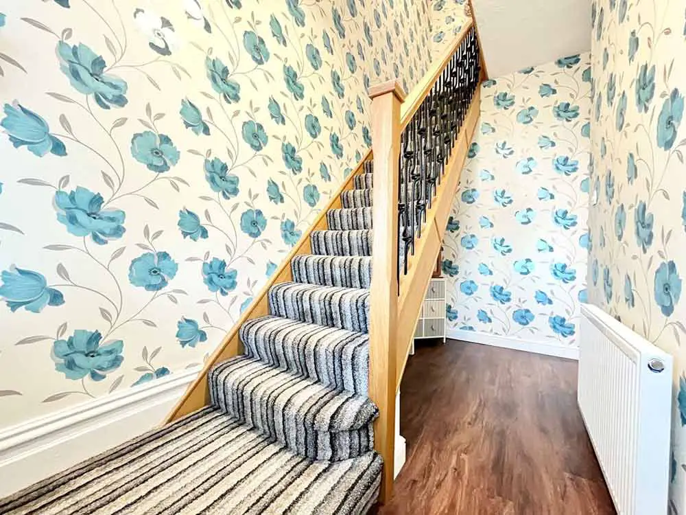 blue-and-white-floral-wallpaper-hall-stairs