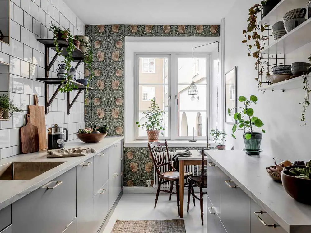bold-kitchen-wallpaper-feature-wall