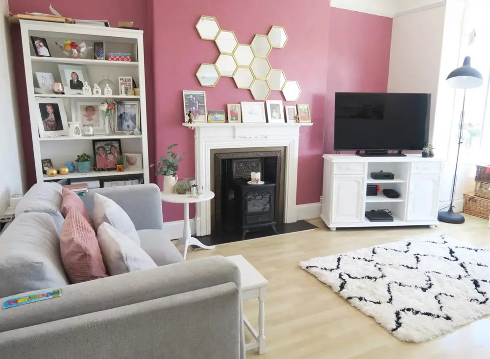 bold-pink-wall-in-living-room