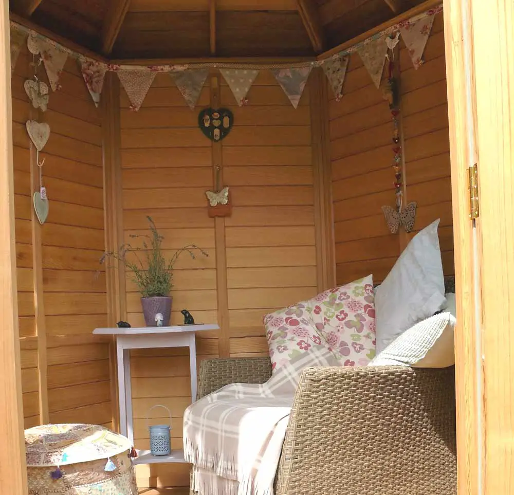 bunting-in-summerhouse