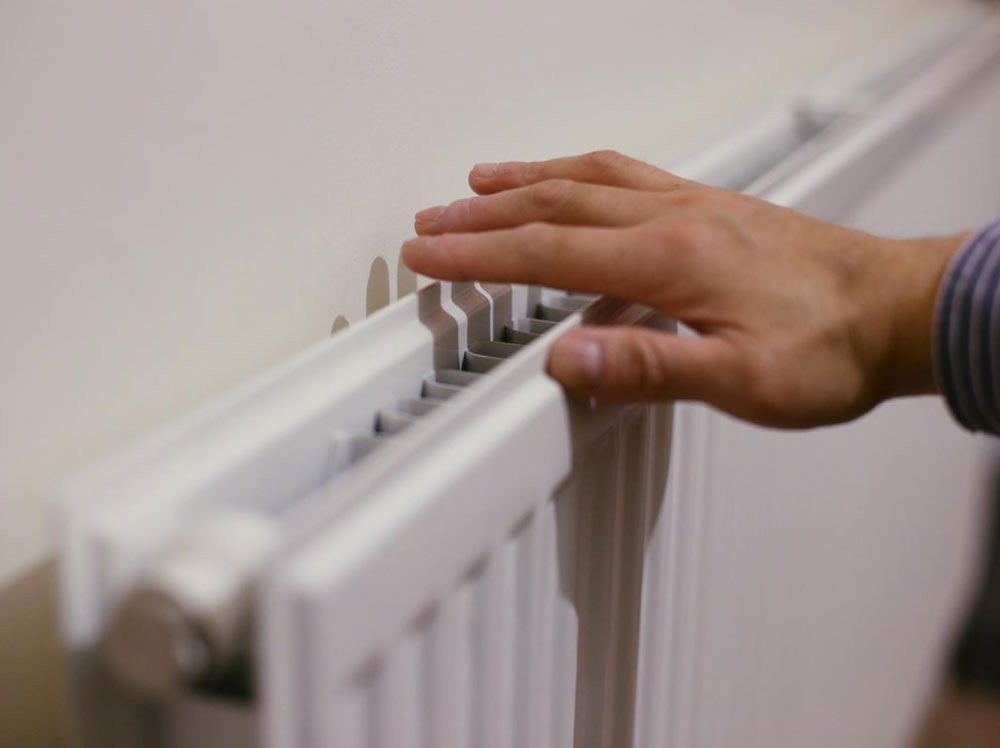 checking-cold-spots-on-a-radiator