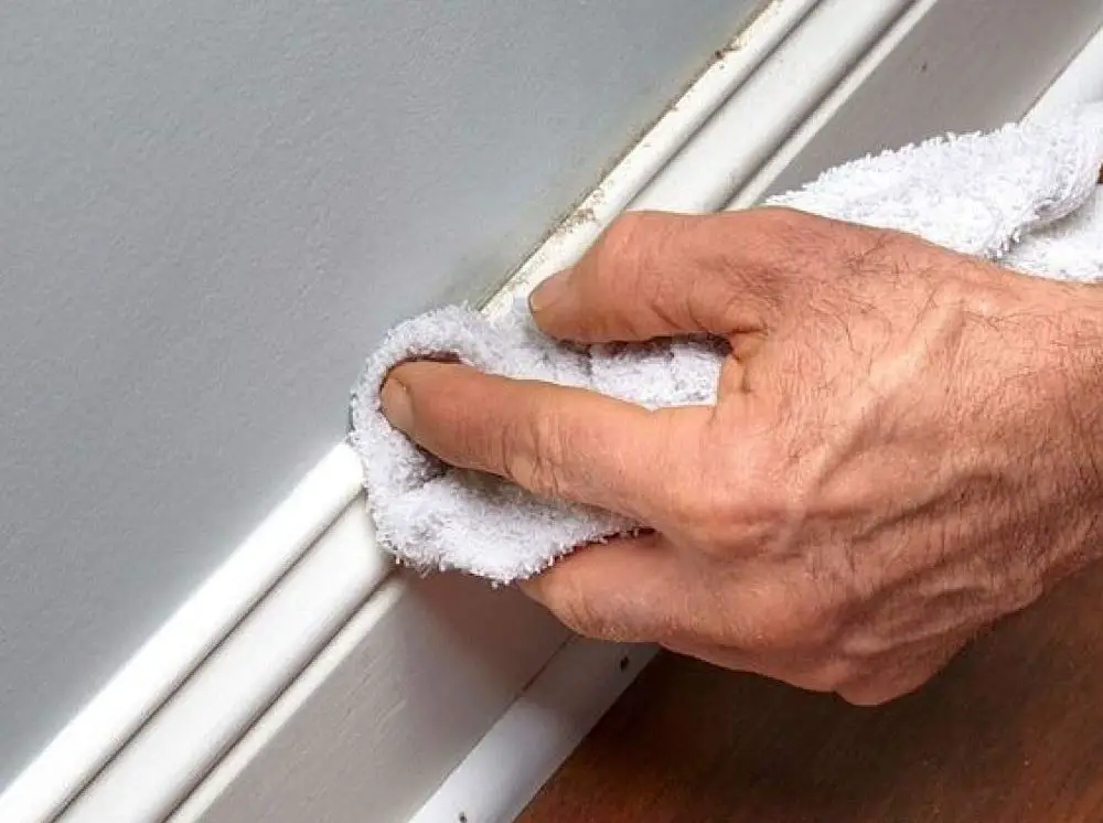 cleaning-a-skirting-board