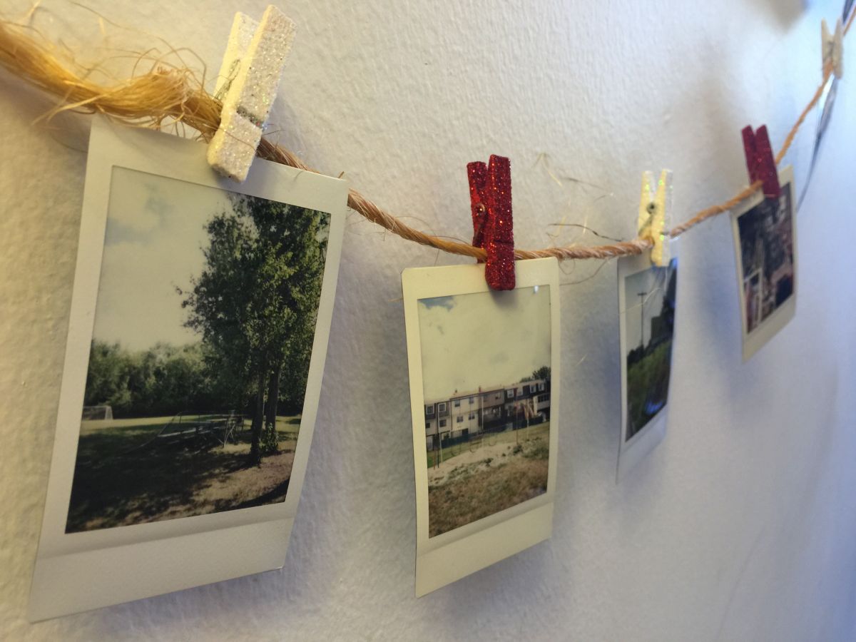 clip-photos-on-string-hallway-decor