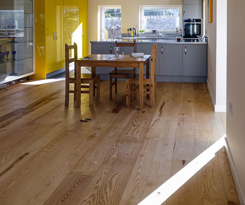 consistant-wooden-flooring-in-kitchen