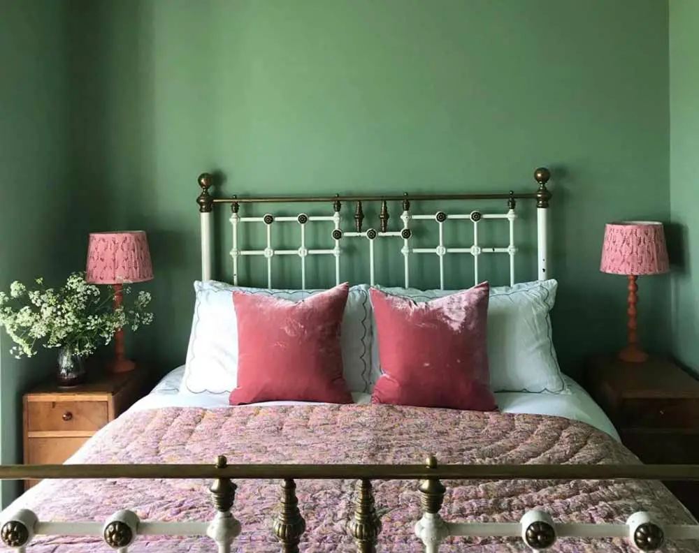 contrast-pinks-and-greens-bedroom