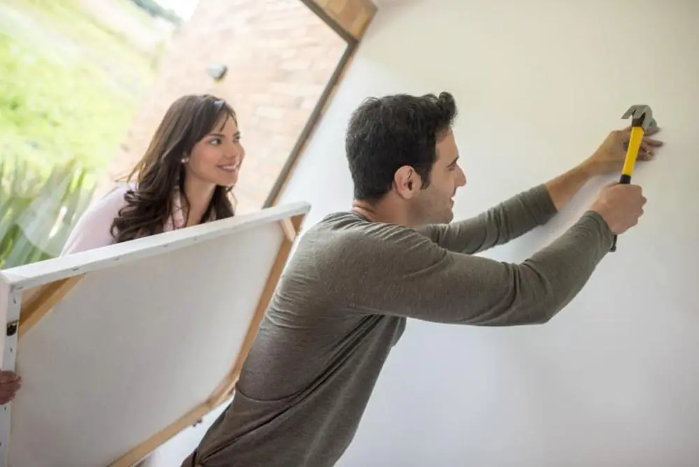 couple-hanging-a-painting