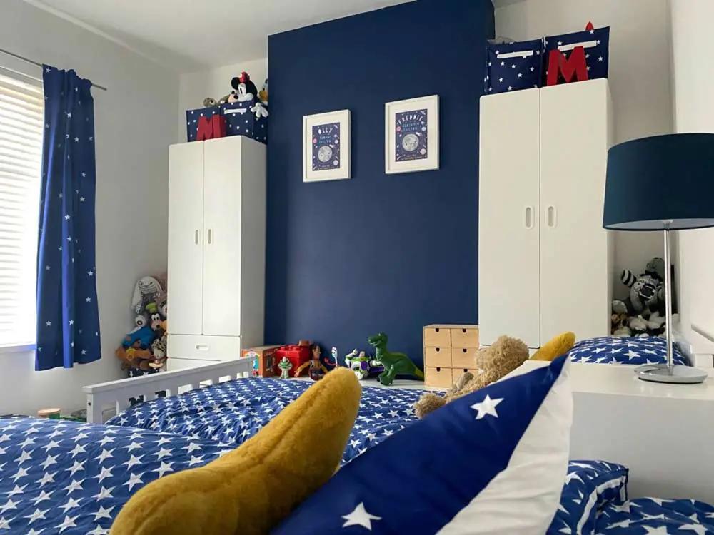 dark-blue-and-white-childrens-bedroom