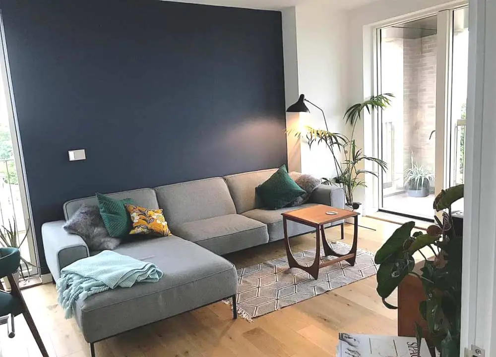 dark-blue-wall-with-grey-sofa