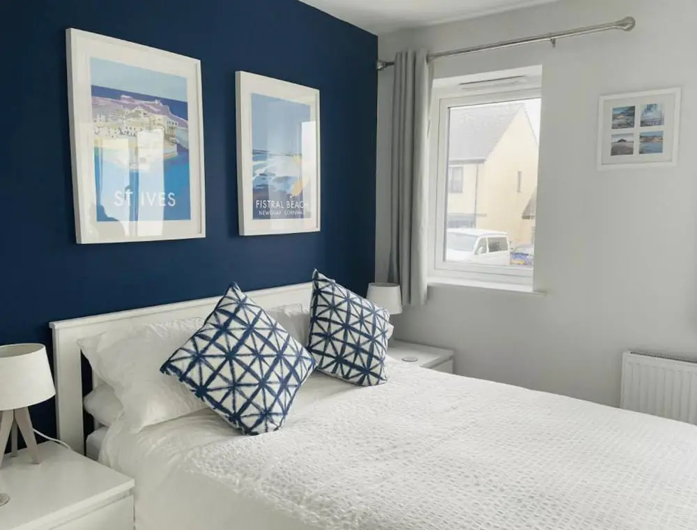 dark-navy-and-white-bedroom-interior