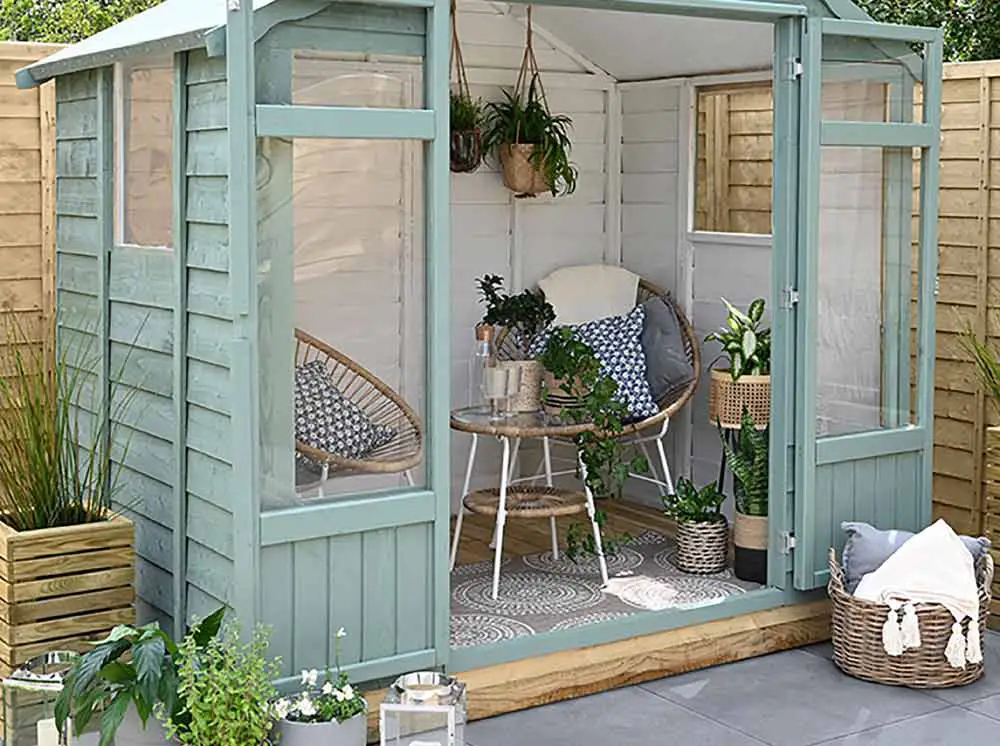 decorative-plants-in-summer-house