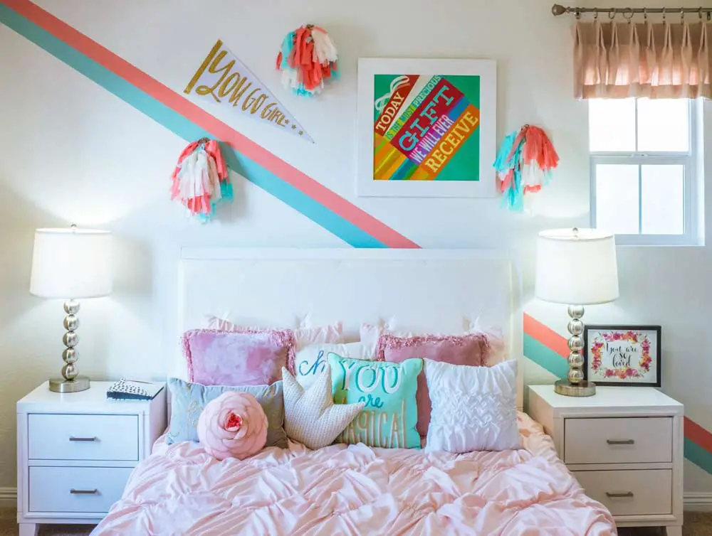 design-a-preppy-bedroom-with-a-cheerleader-theme