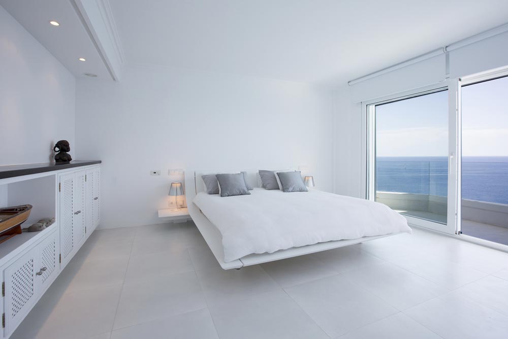 fully-white-room-bedroom
