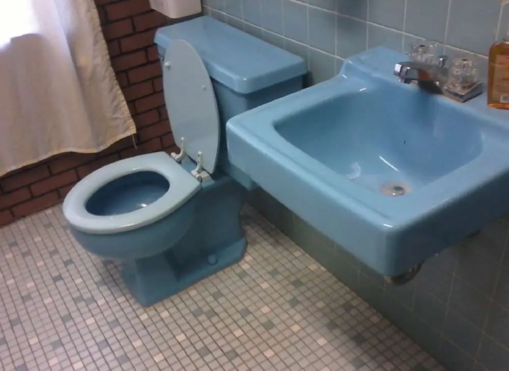 go-vintage-with-blue-sanitaryware