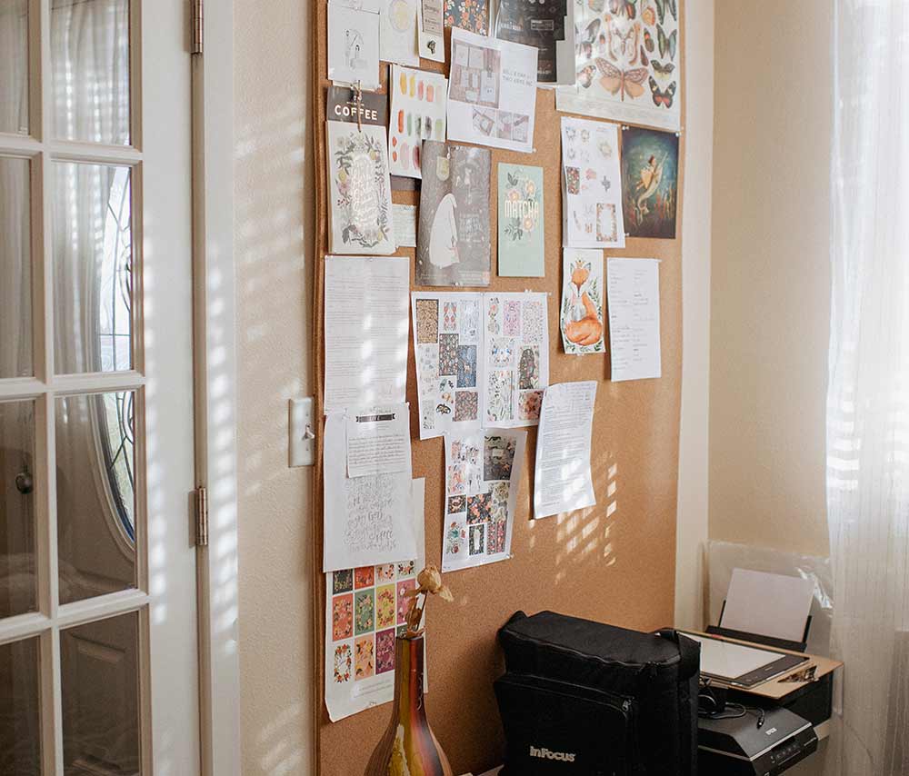 home-office-space-corkboard-wall