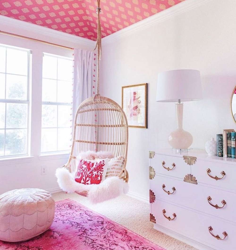 incorporate-the-ceiling-into-the-preppy-bedroom-design