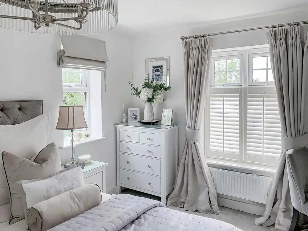 light-and-subtle-silver-bedroom-decor