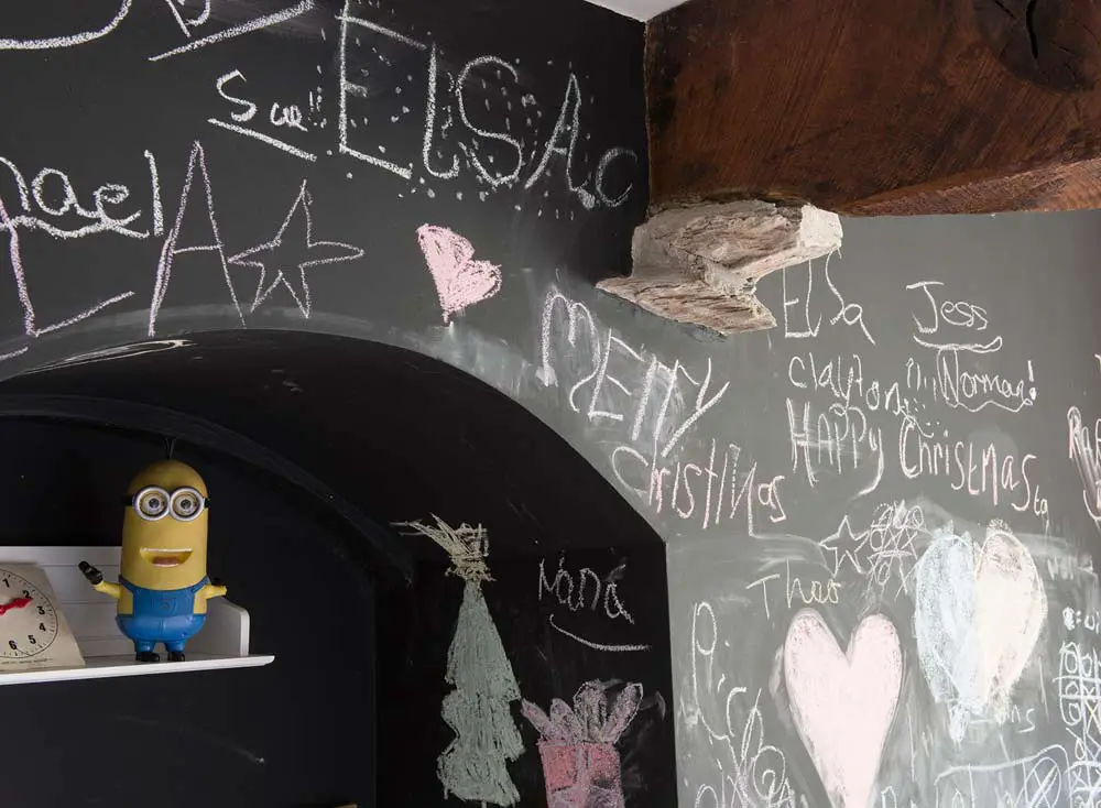 make-use-of-the-whole-bedroom-wall-for-a-chalkboard