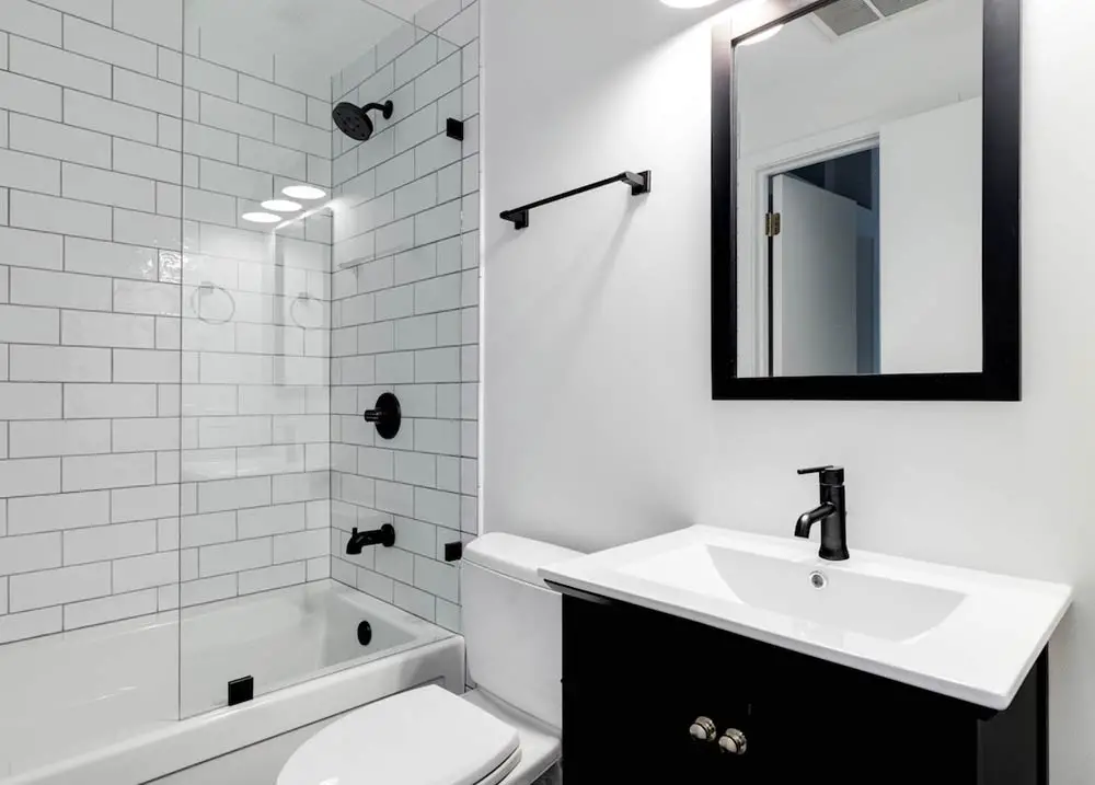 modern-black-and-white-small-bathroom