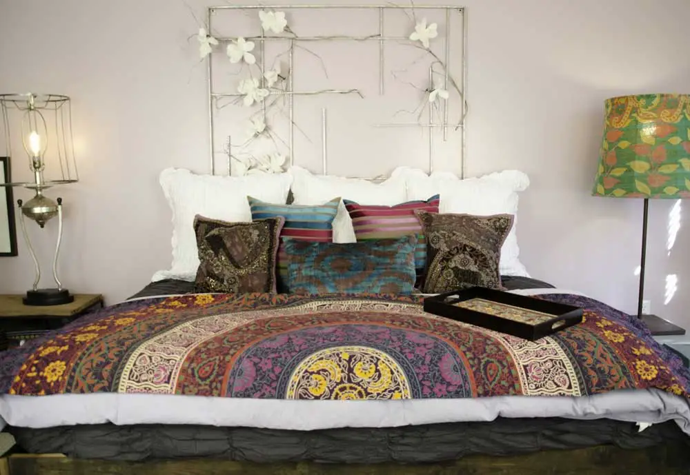 modern-boho-bedroom-with-colouful-bed