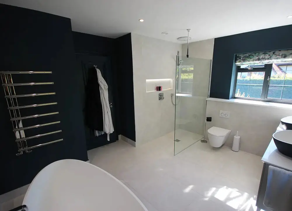 modern-royal-blue-and-white-bathroom