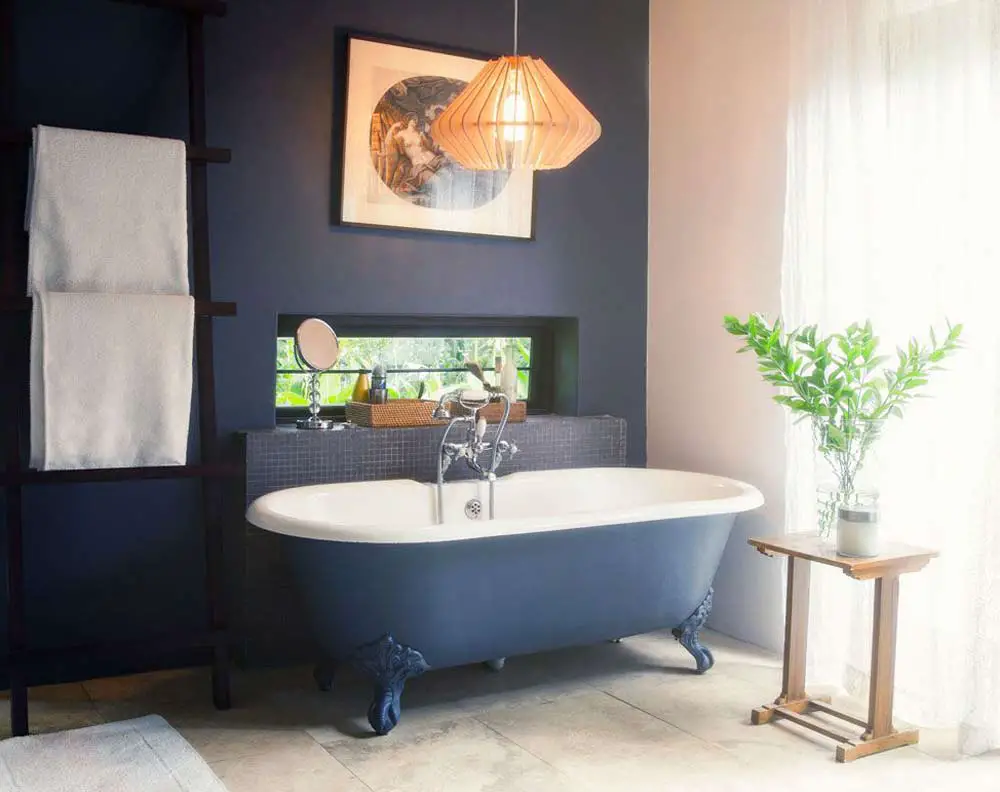 navy-feature-wall-in-bathroom