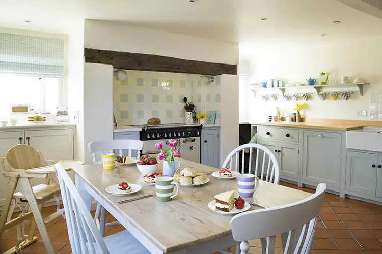 open-plan-farmhouse-kitchen-diner