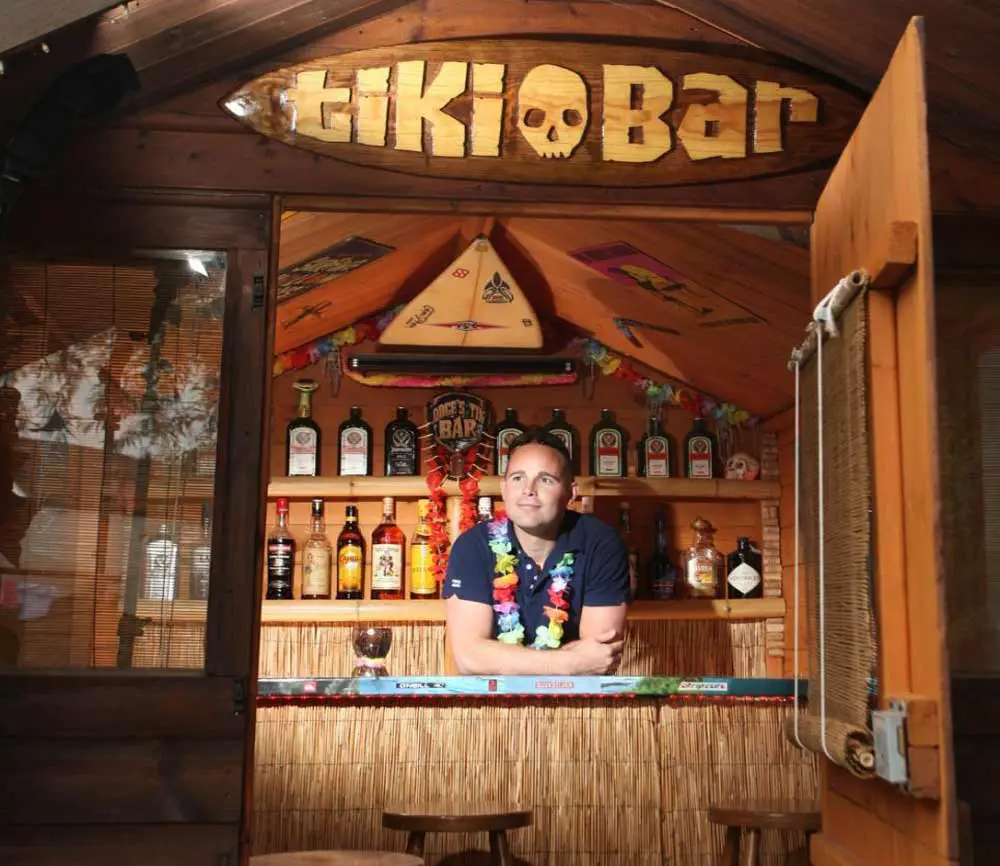 outdoor-garden-building-tiki-bar