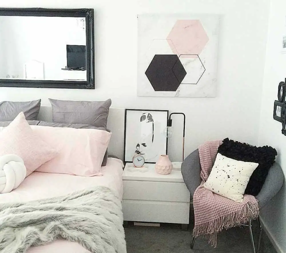 pink-and-grey-bedroom-for-a-teen