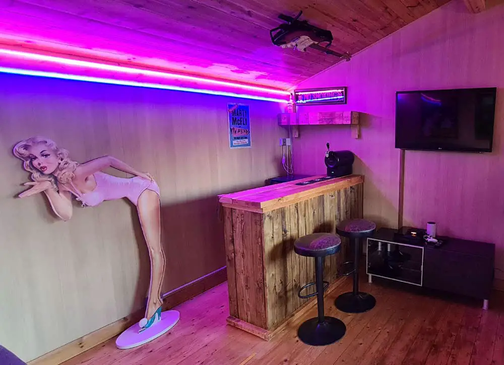 retro-80s-summerhouse-bar