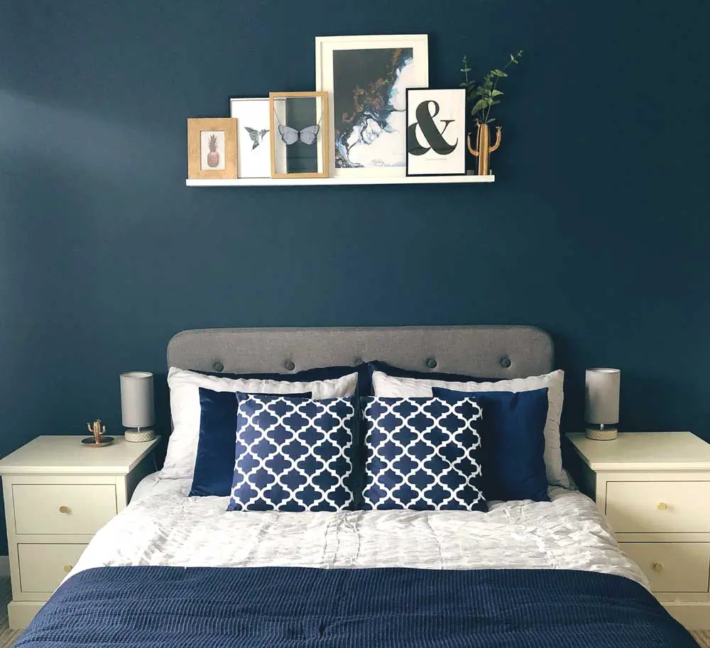 small-but-perfectly-formed-elegant-blue-bedroom