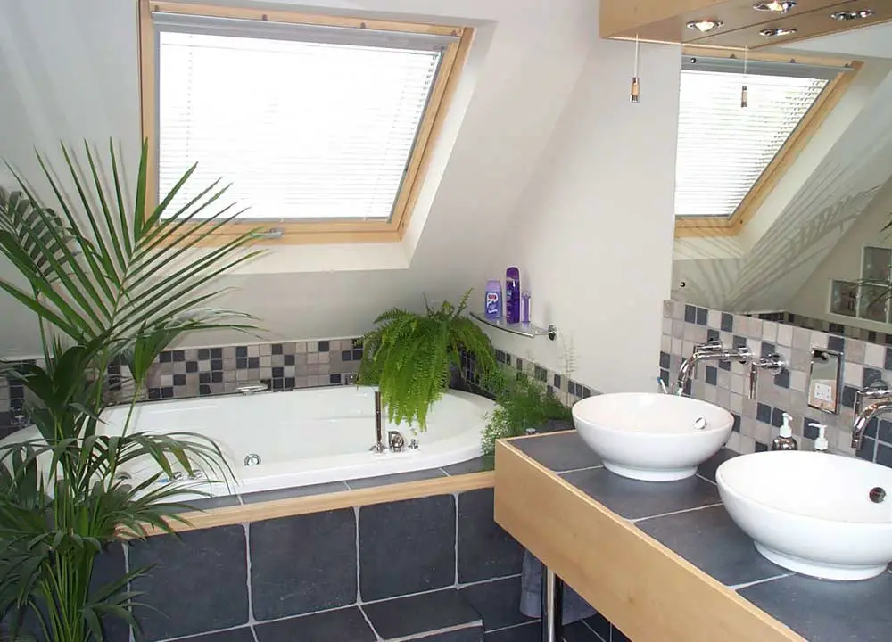 small-cosy-white-and-grey-bathroom