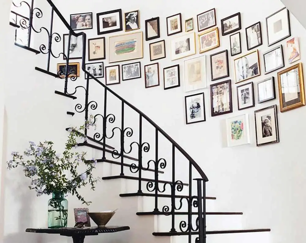 stairway-gallery-wall