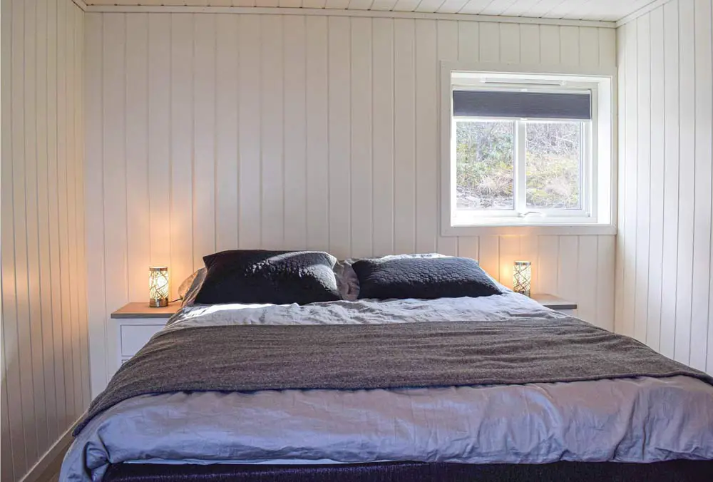 white-painted-bedroom-wooden-panelling